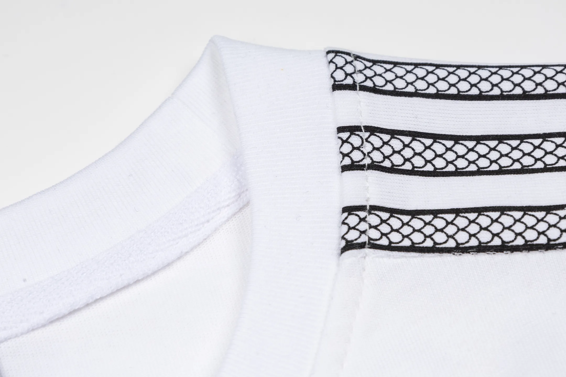 adidas Clover 03 Archive Tee short-sleeved men's and women's couple's T-shirt, a replica of the 2003 Classic design, black and white main color + "03" number on the chest, full of retro feeling! The three stripes on the shoulders are very recognizable. Made of 230g pure cotton, soft and breathable, super comfortable to wear in summer. Slightly loose fit, same style for men and women. It can be worn casually with jeans or sweatpants. It can be easily used for daily commuting and leisure. It is a must-have Versatile item in the wardrobe. Style number: A 251# Color: Black White Size: S M L XL XXL